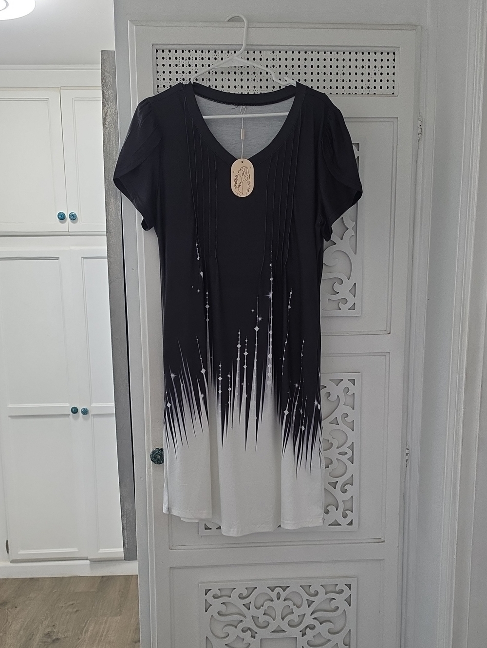 Women's Black to White Ombre V-Neck Tunic Dress With Pockets